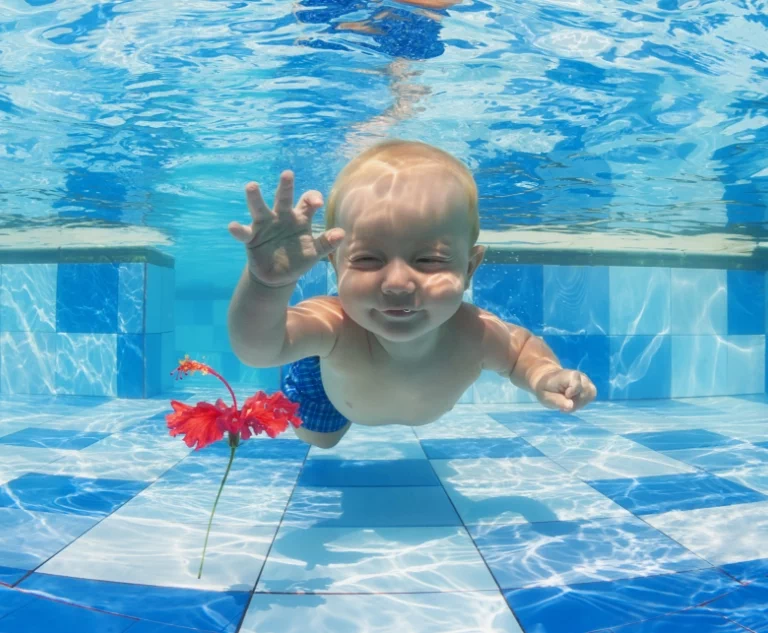 dziecko w basenie